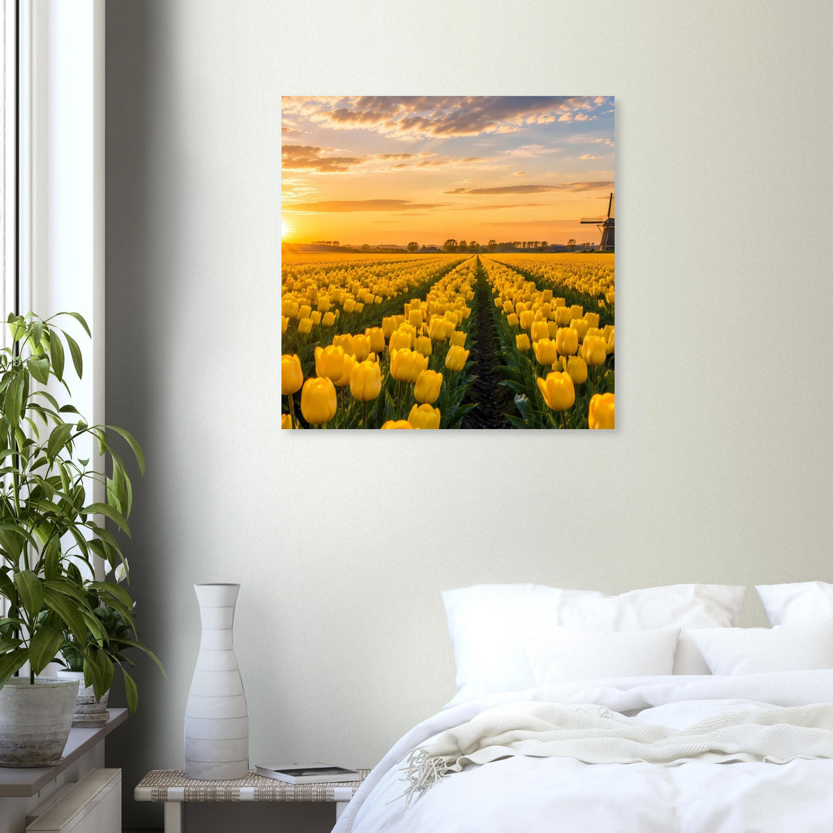 Wandposter mit gelbem Tulpenmeer, mittlerem Feldweg und Windmühle rechts oben