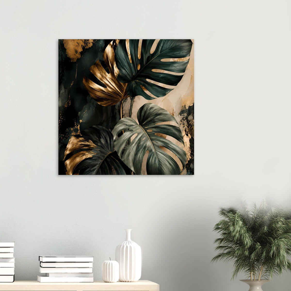 Quadratisches Poster mit dunkelgrünen Monstera-Blättern und goldenen Akzenten im Rahmen.