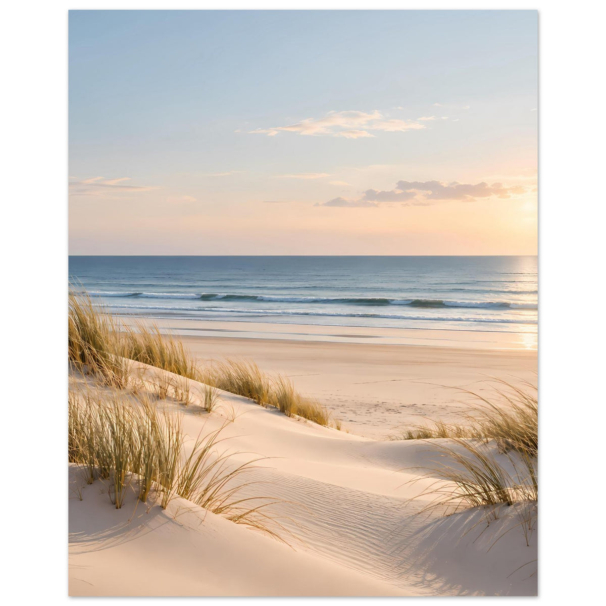 Poster mit Stranddünen und Sonnenuntergang über ruhigem Meer (Hochformat)