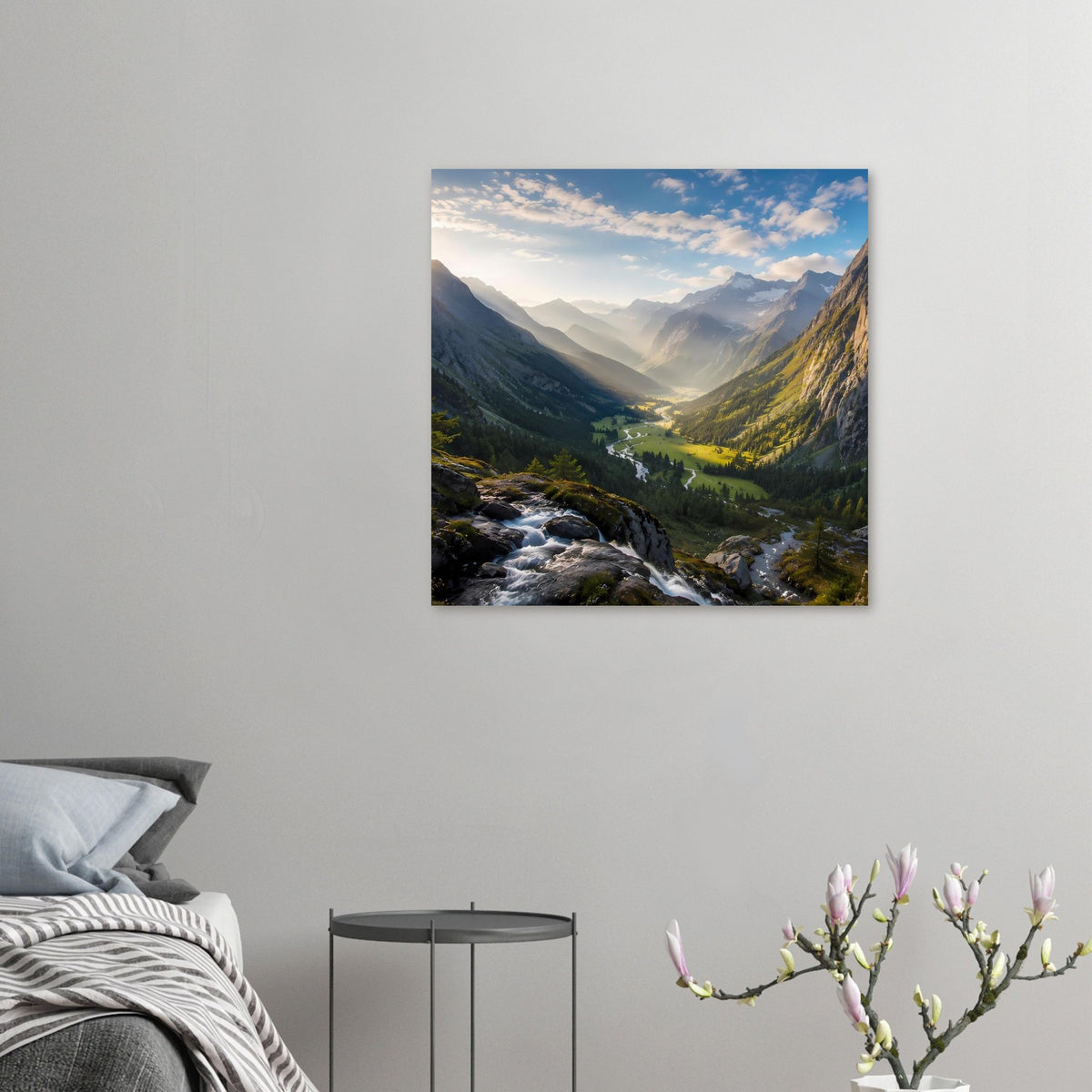Kleines Poster mit Alpenlandschaft, grünem Tal und Felsbach im Sonnenlicht