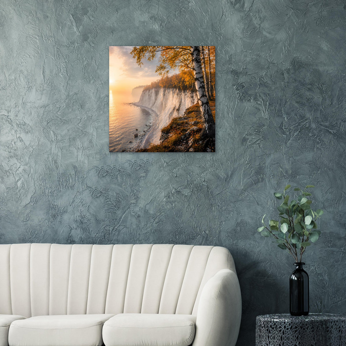 Quadratisches Poster mit Küstenklippe, Birken im Herbst und warmem Abendhimmel