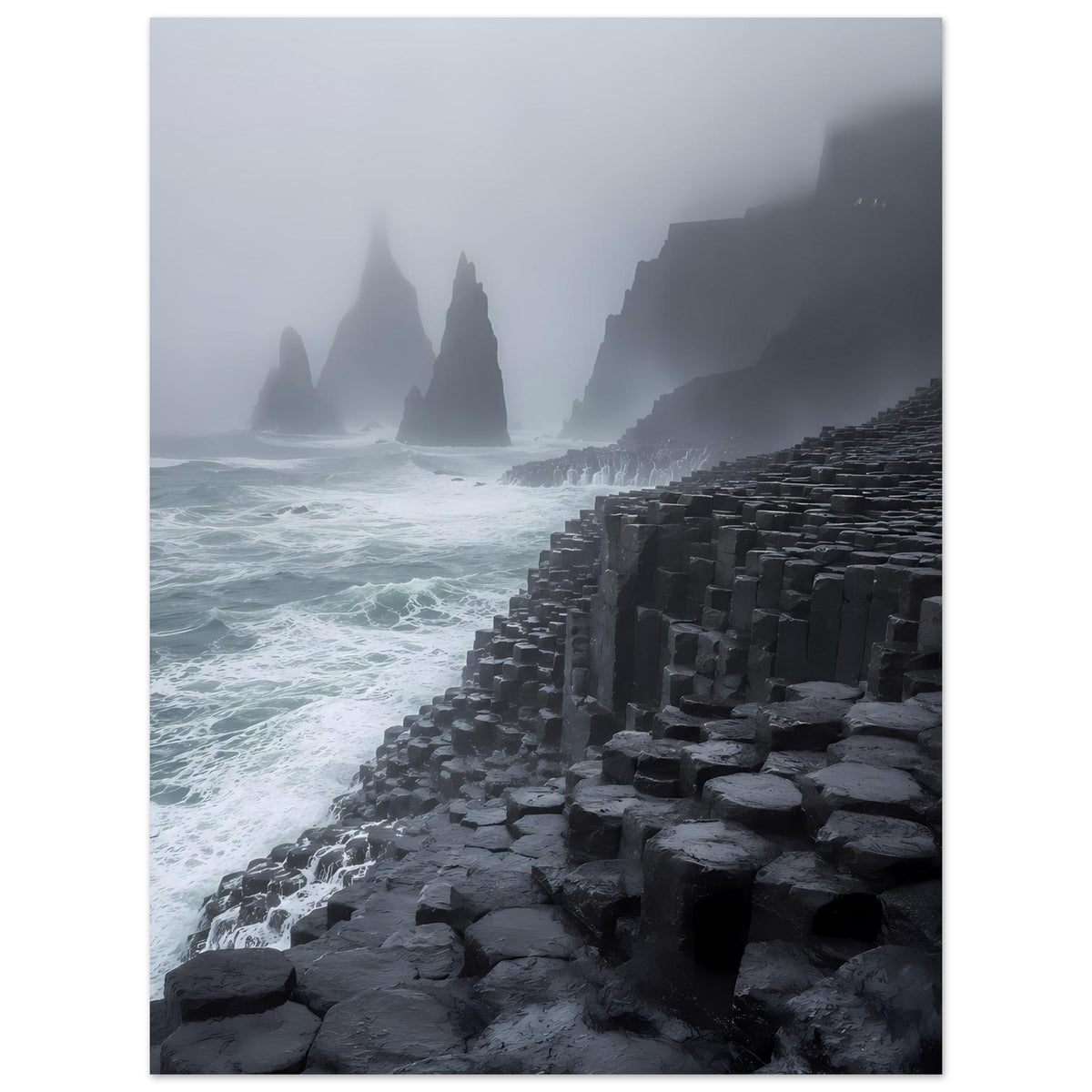 Poster mit Basaltsäulen in Reihe am Meer, grauer Nebel über den Wellen
