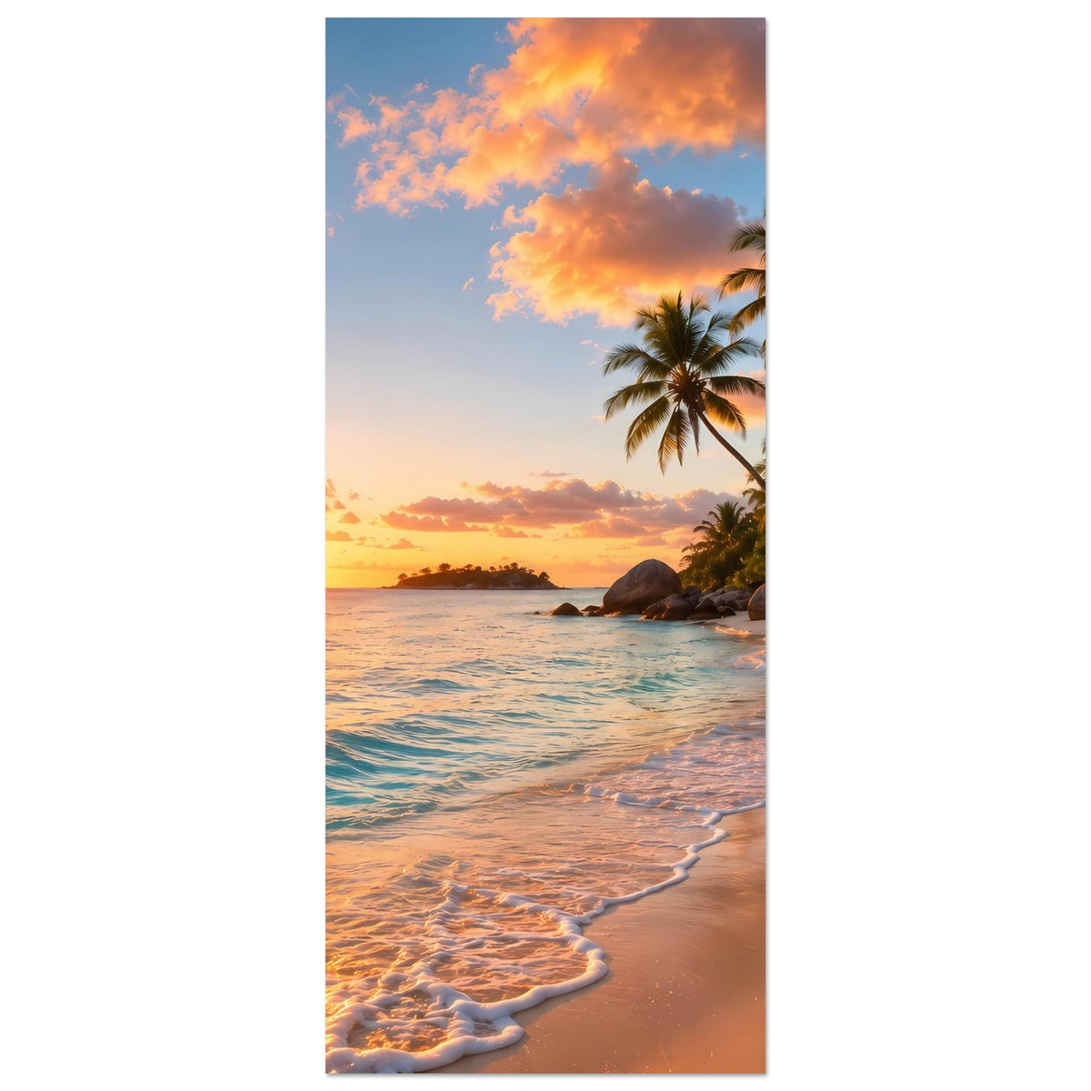 Strandposter im Hochformat: tropischer Strand bei Sonnenuntergang mit Palmen und Wellen