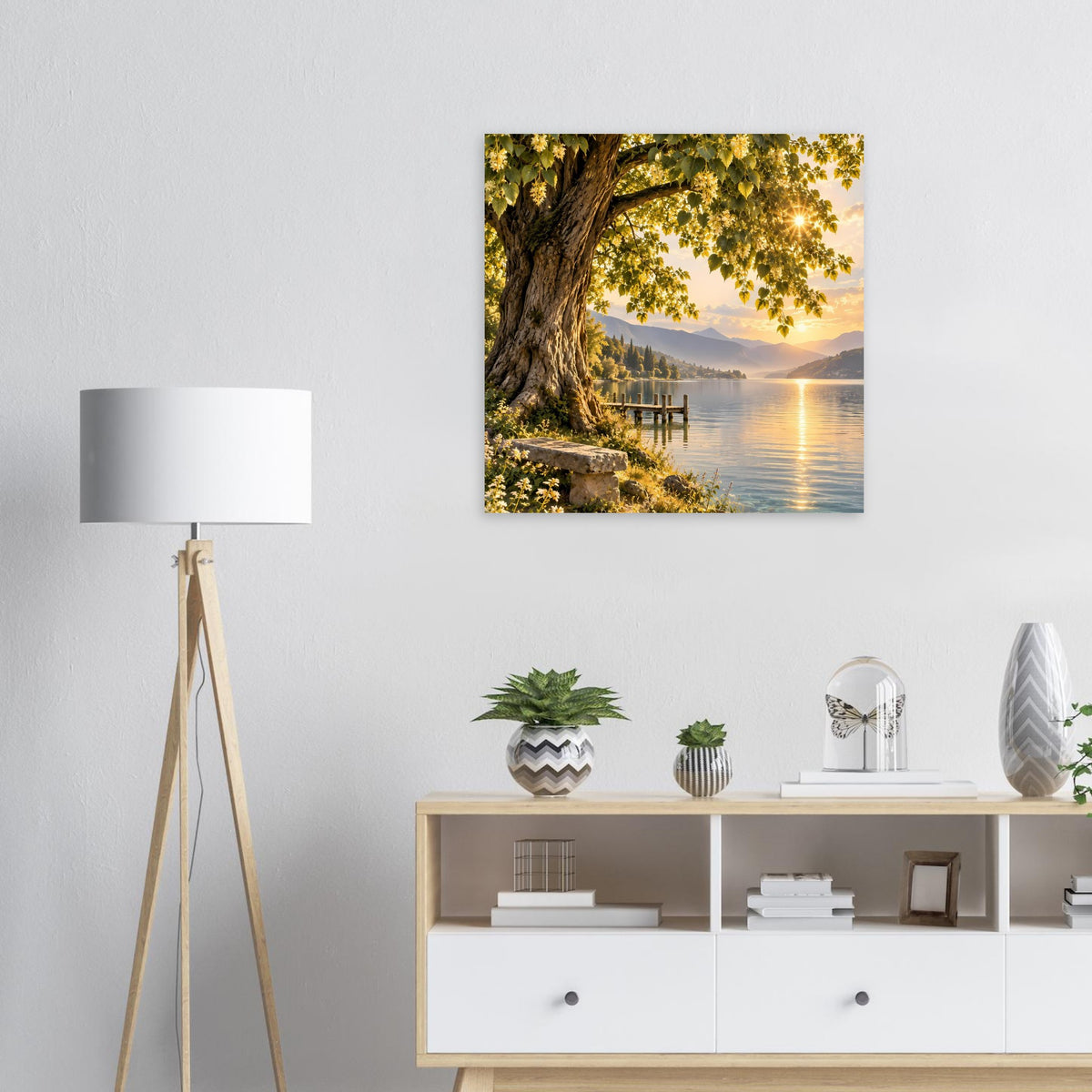 Kleines Poster mit altem Baum am See, hängenden Blättern, Holzsteg und Sonnenreflex bei Abendlicht