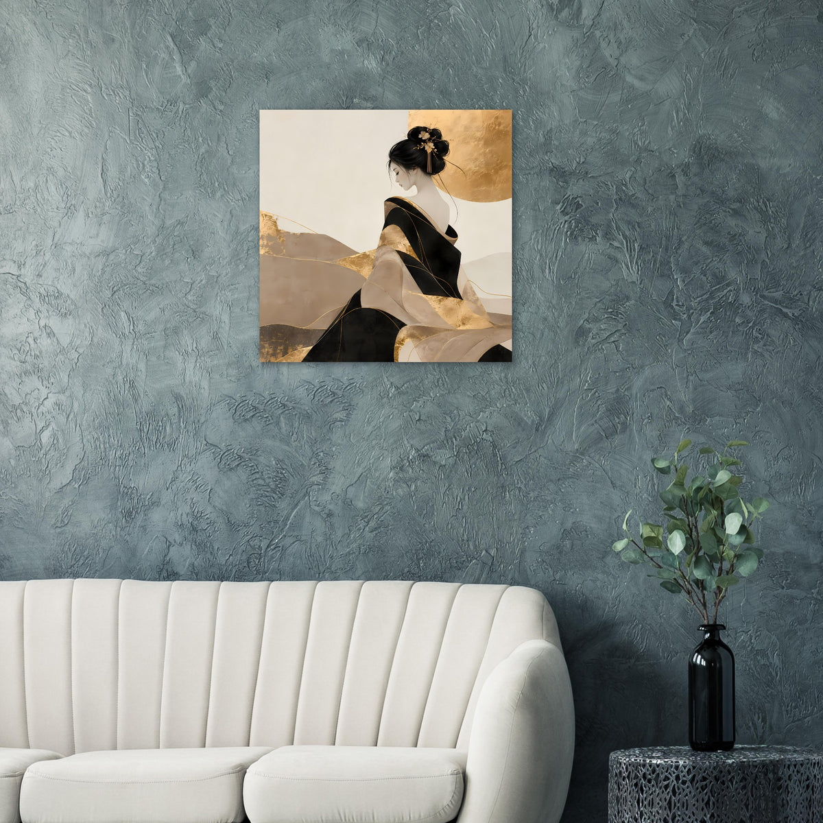 Quadratisches Kunst-Poster mit Porträt einer Frau im schwarzen Gewand und gold-beigen Akzenten