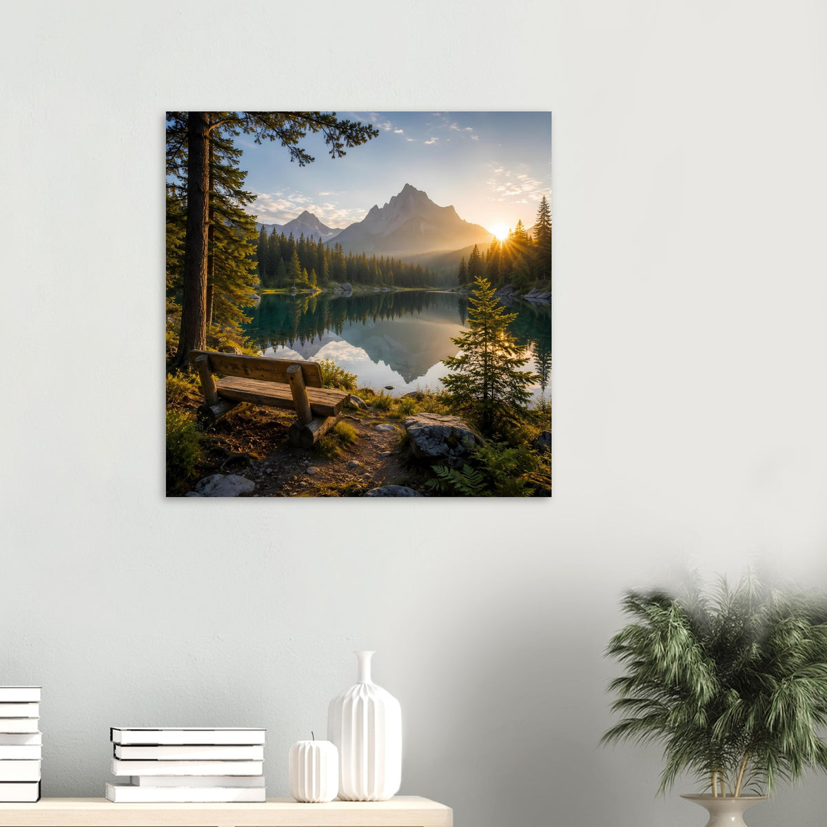 Quadratisches Poster: Bergsee bei Sonnenaufgang, Sonnenstrahlen, Fichten und Berge