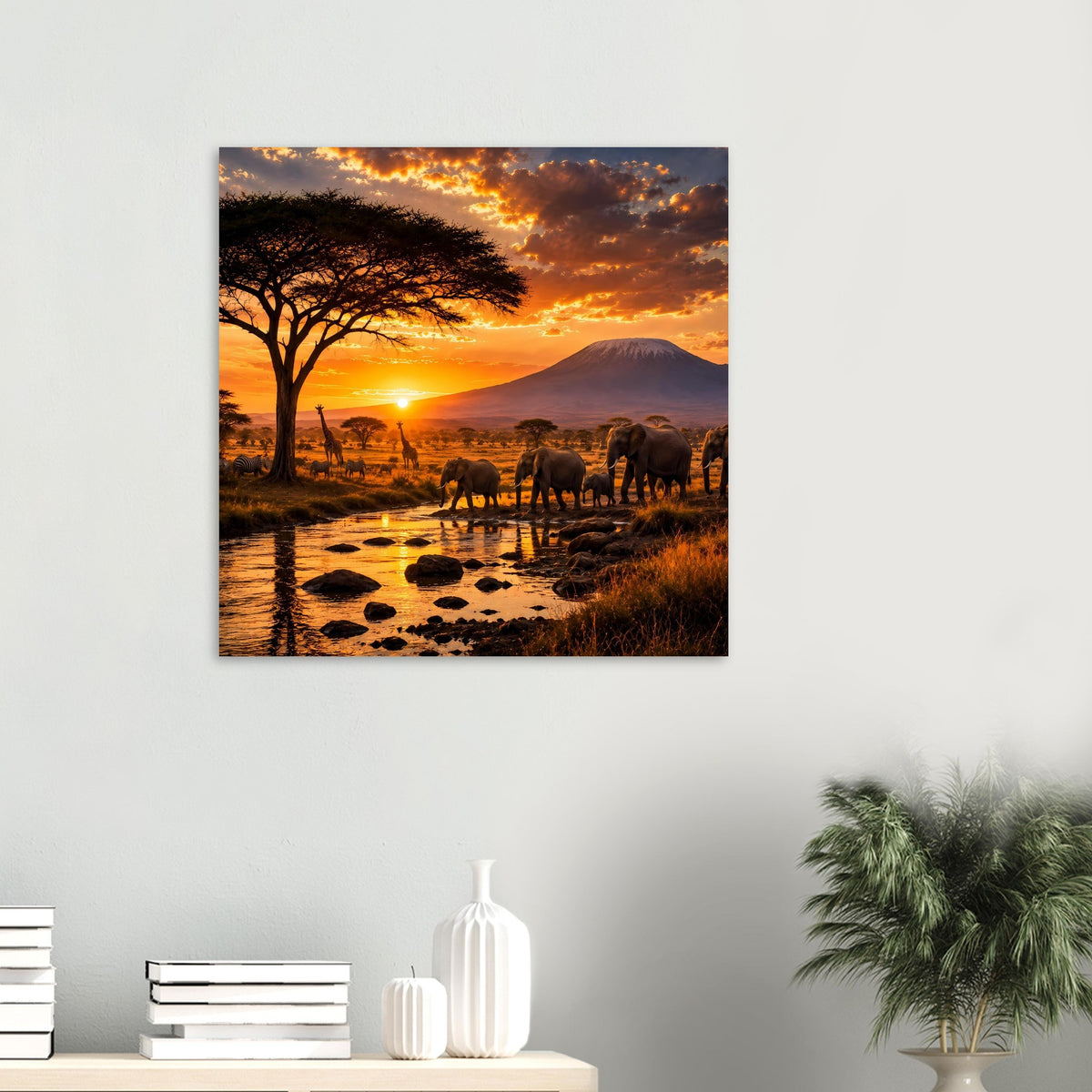 Wandposter: Elefanten und Akazienbaum vor Berglandschaft im orangefarbenen Abendlicht
