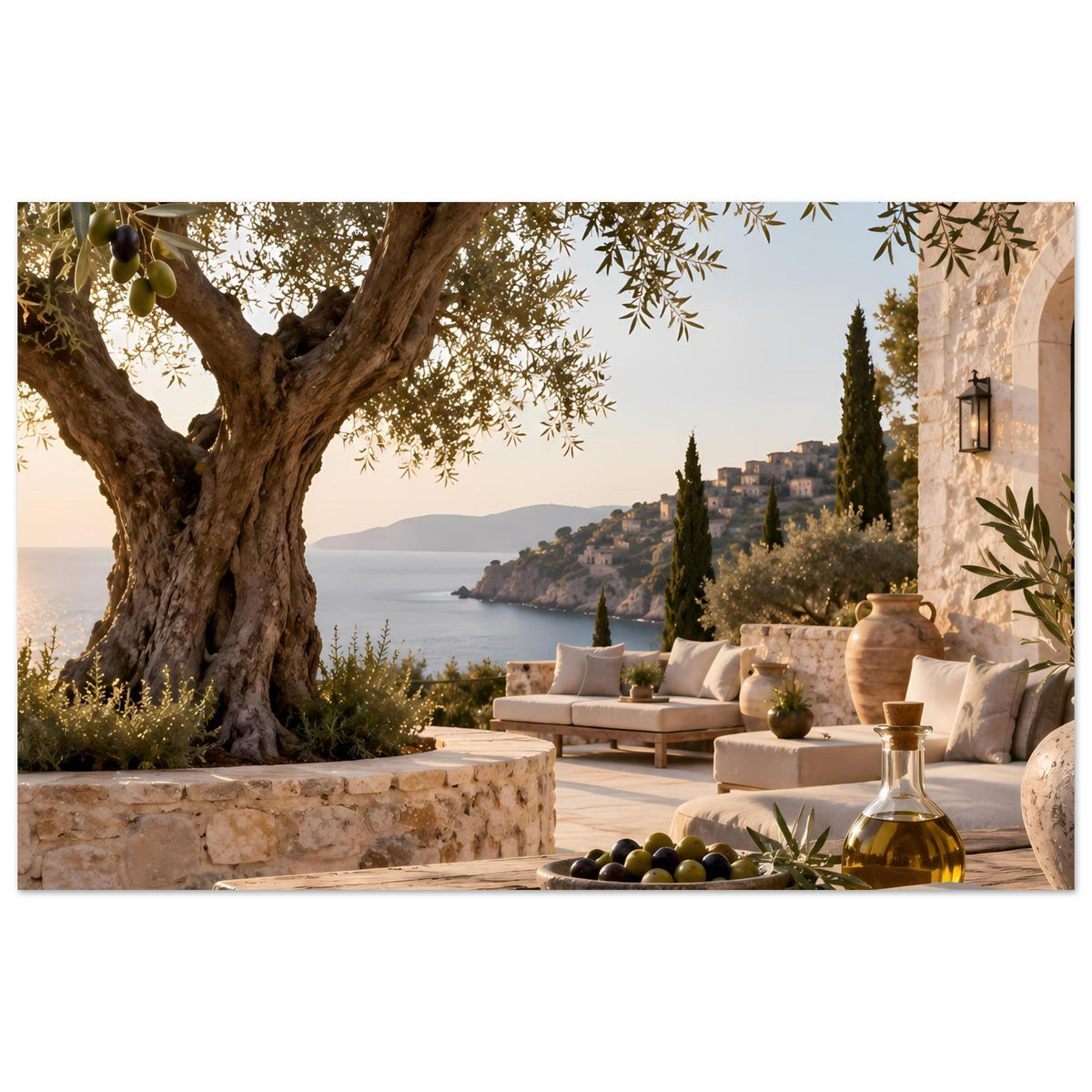 Mediterranes Poster: Terrassentisch mit Oliven, Ölflasche und Küstenblick