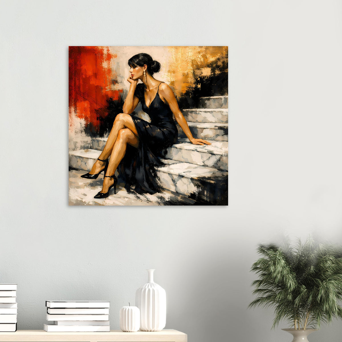 Quadratischer Kunstdruck mit Frau im schwarzen Abendkleid, sitzend auf Steinstufen