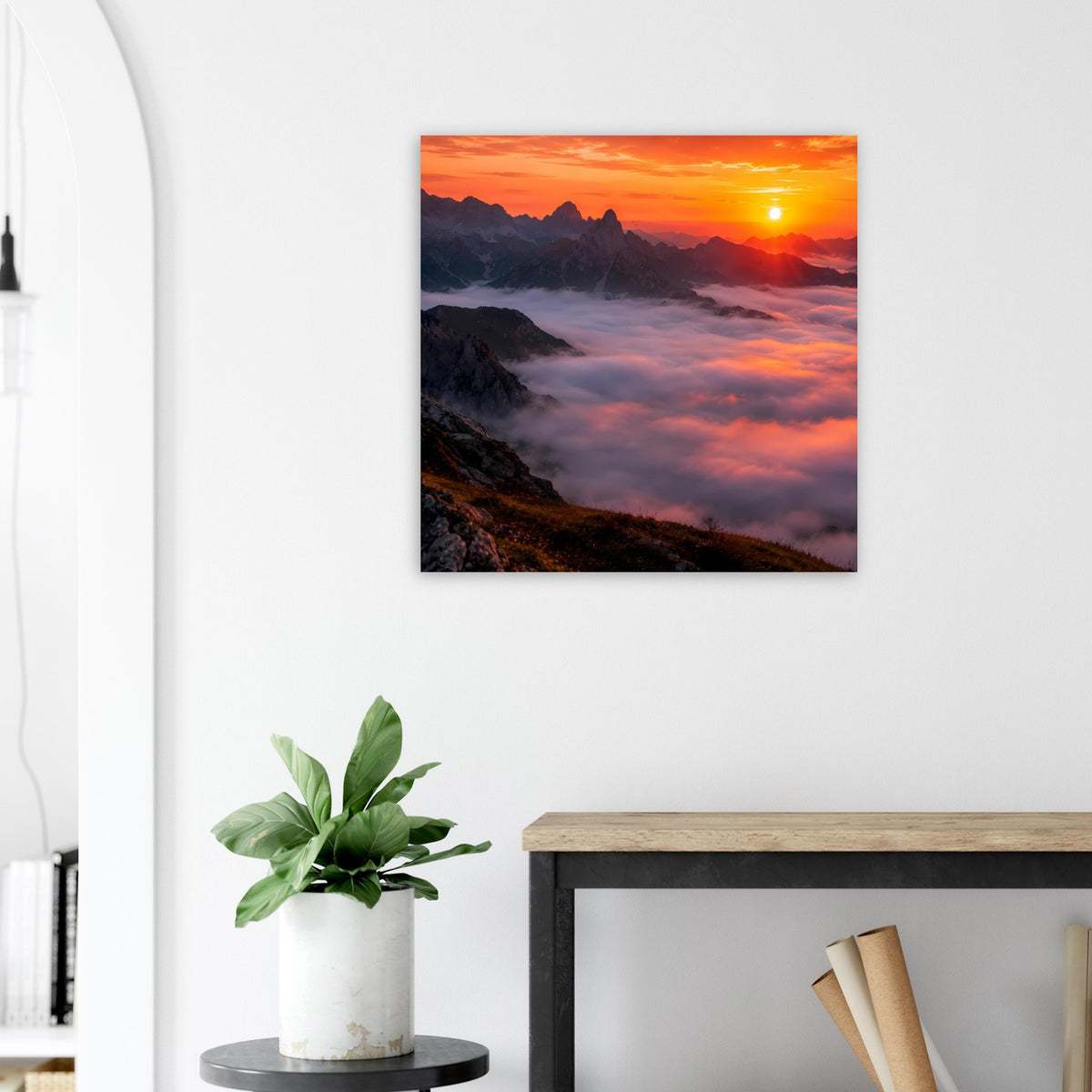 Poster mit Sonnenuntergang am Horizont, Bergen in Nebel und Wolken