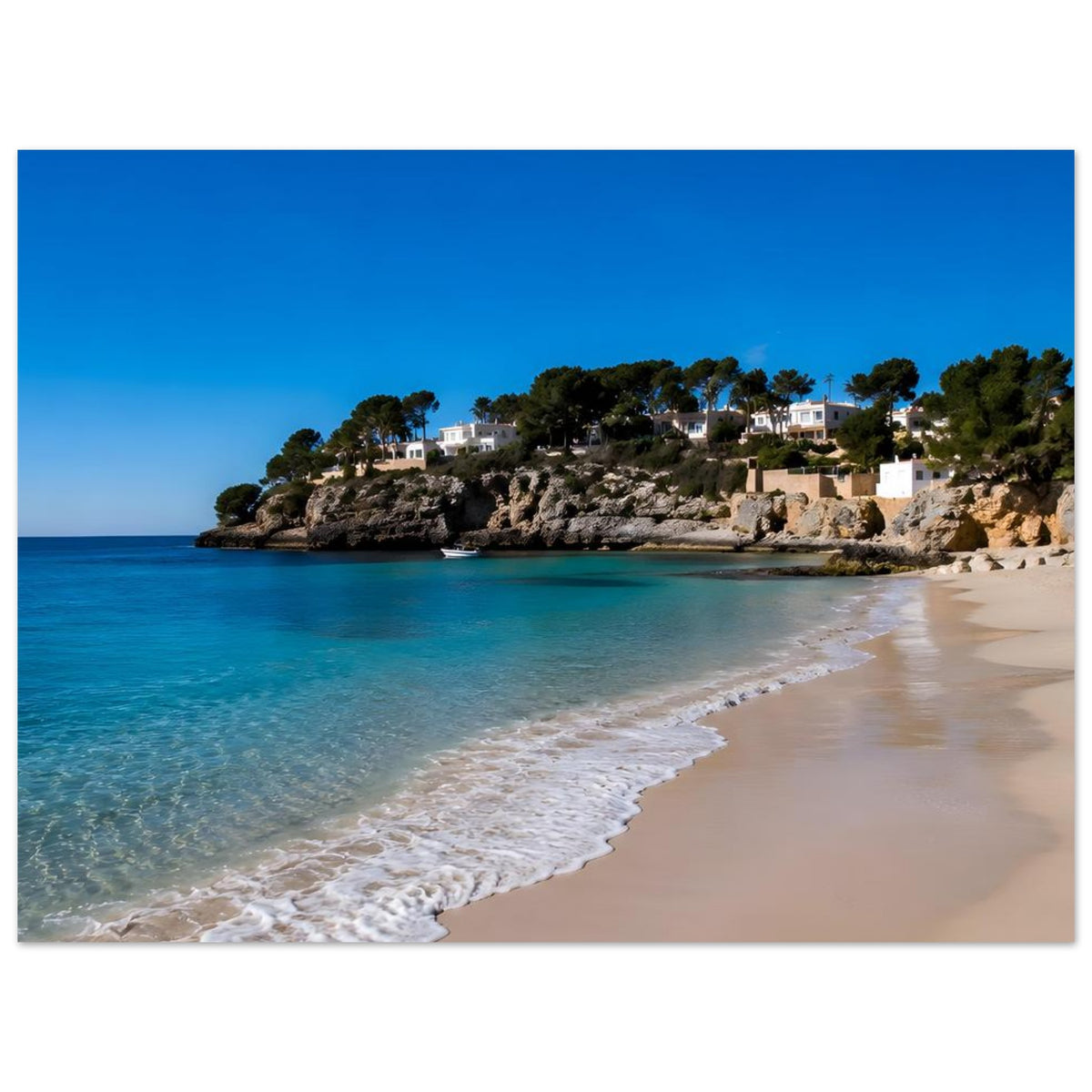 Meerstrand-Poster: türkisblaues Meer, Sandstrand und Felsküste mit weißen Gebäuden (Hochformat)