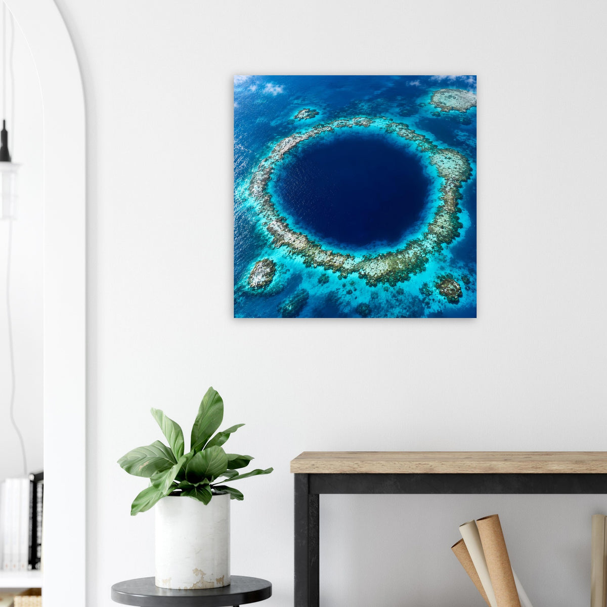 Meerbild-Poster mit rundem tiefblauem Krater im Ozean, von türkisfarbenen Riffen gerahmt