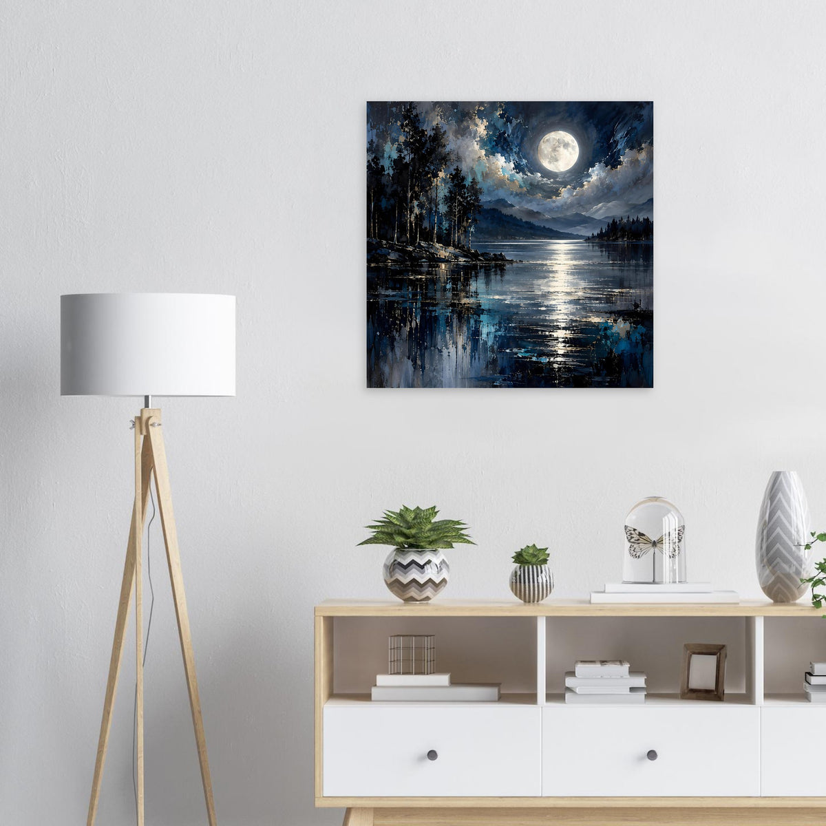 Quadratisches Landschaftsposter: Mond über stillem See bei Nacht, blau-dunkle Bäume.