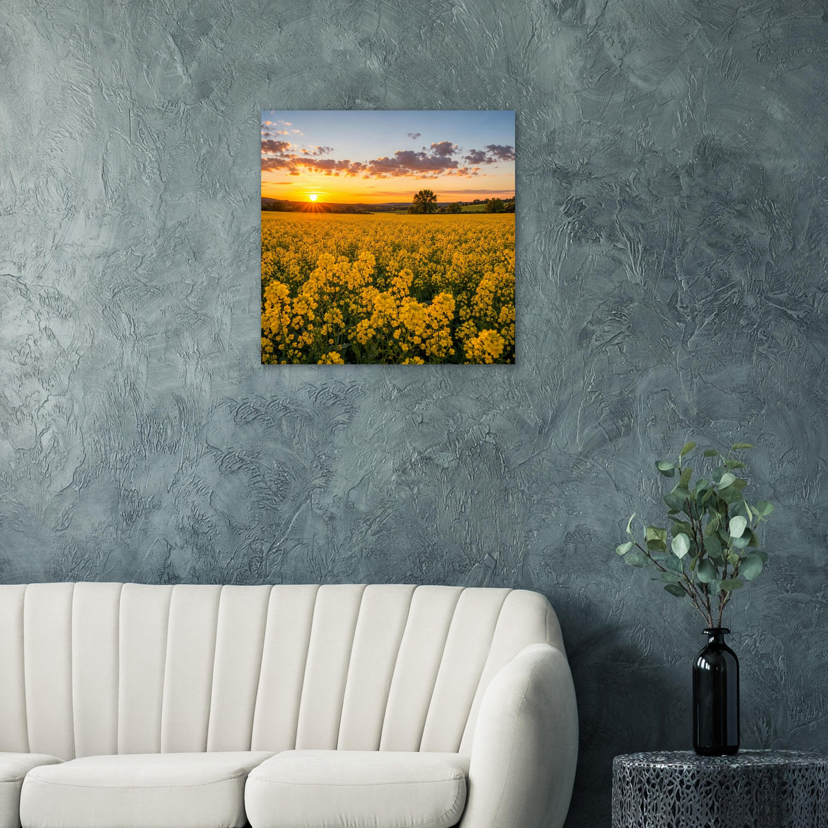 Quadratisches Poster mit gelbem Blumenfeld, Sonnenuntergang über weitläufiger Landschaft