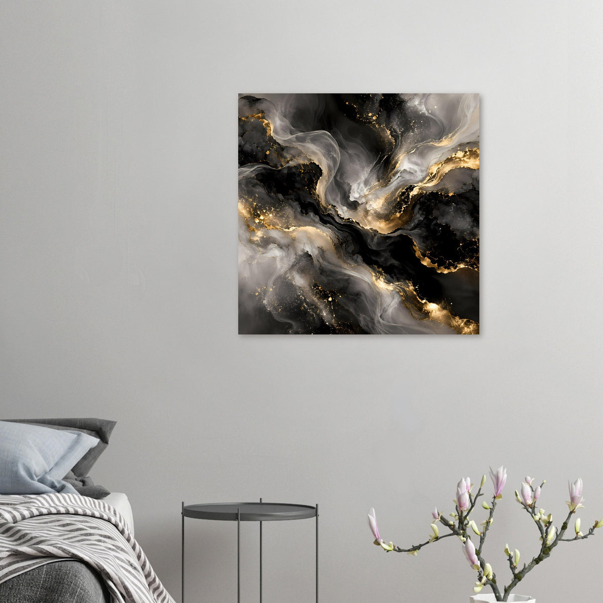 Quadratisches Kunstposter mit abstrakten Rauchwirbeln in Grau, Schwarz und Goldadern
