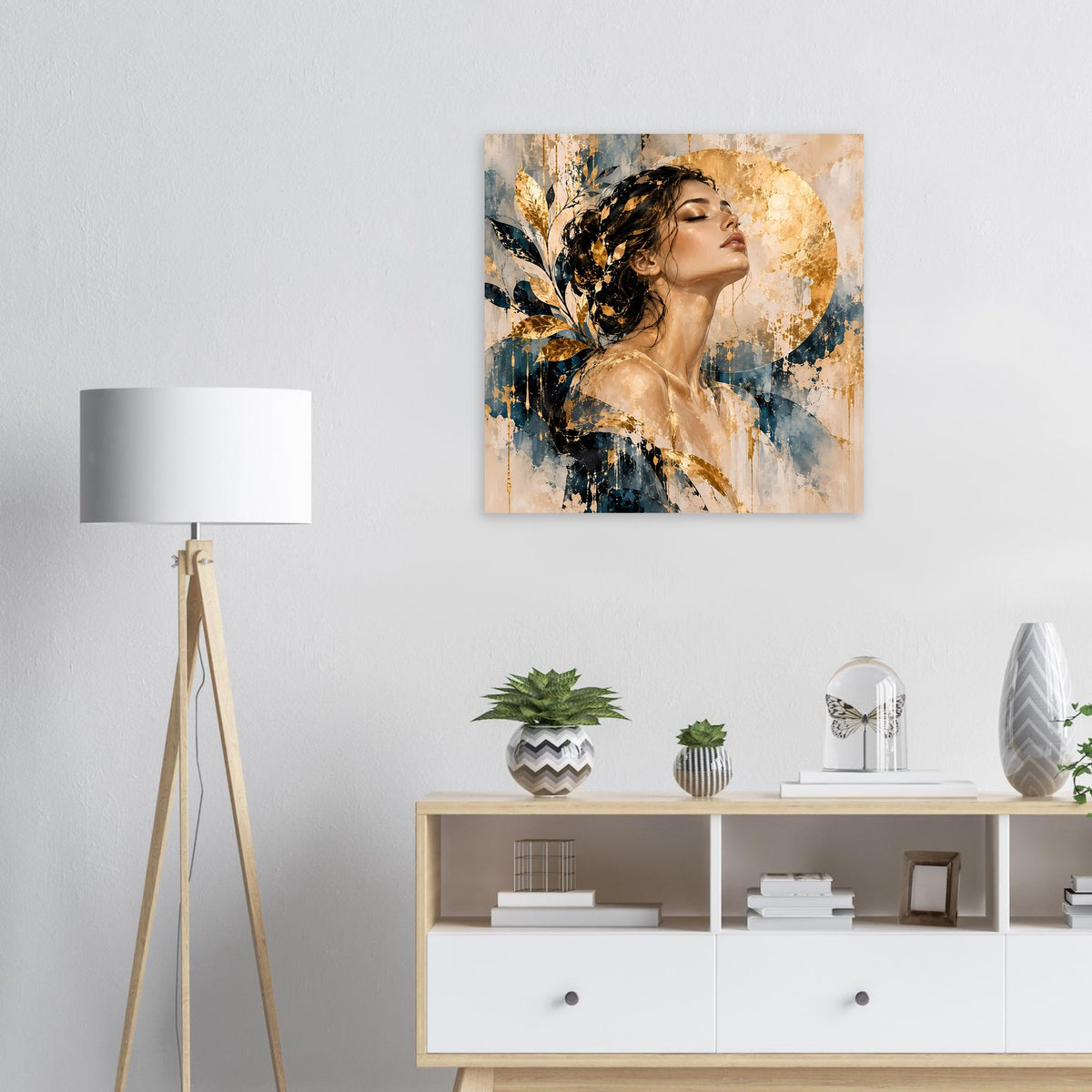 Quadratisches Kunst-Poster mit Frauenporträt, goldenen Akzenten und blau-goldenen Pinselstrichen