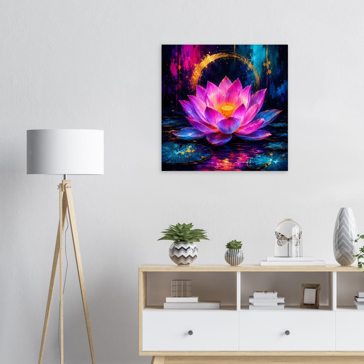 Quadratisches Blumenposter: Lotusblüte in Pink/Violett mit goldener Lichthülle und Farbwirbeln