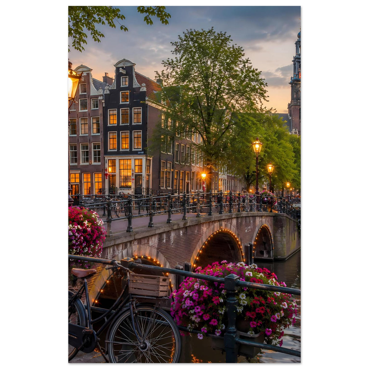 Poster im Hochformat: Amsterdamer Kanal bei Abendlicht mit Brücke, Fahrrädern und Blumen