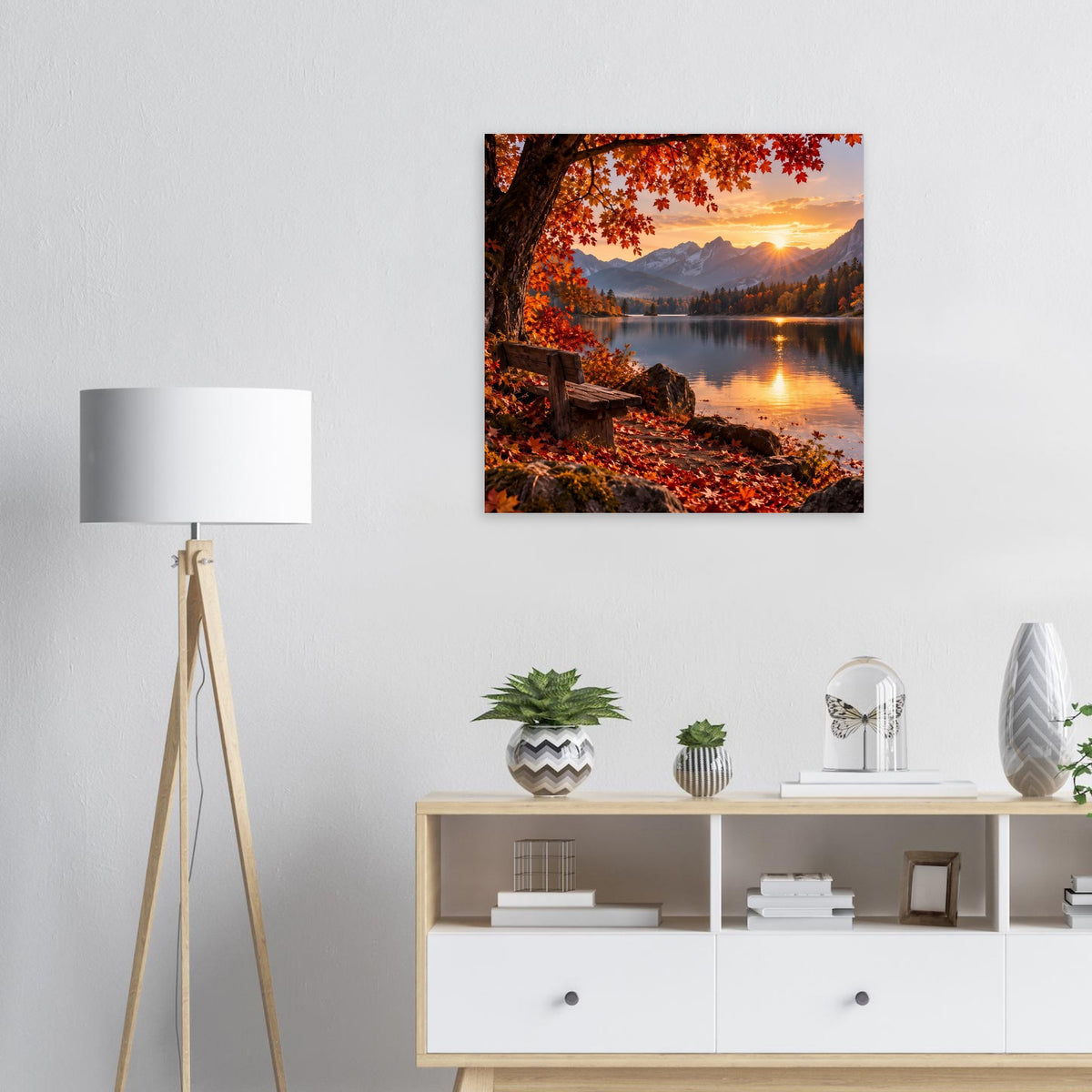Quadratisches Poster: Herbstwald am See mit rotem Laub und spiegelnder Sonne