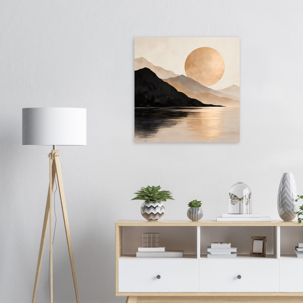 Quadratisches Poster mit Bergsilhouette, ruhigem See und großer runder Sonnenscheibe