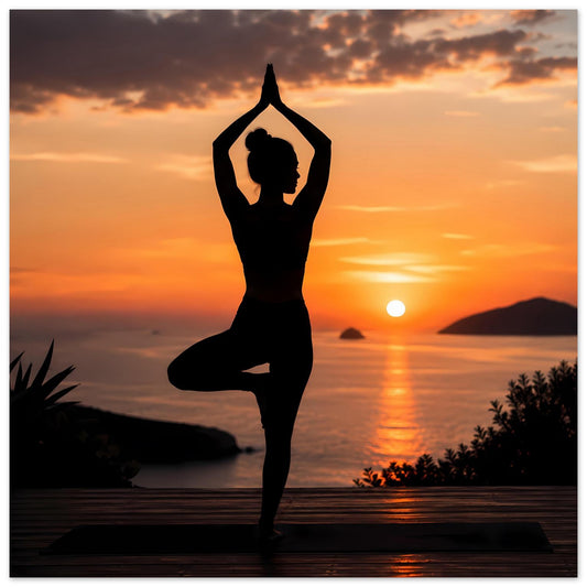 Yoga-Poster mit schwarzer Silhouette in Meditationspose vor untergehender Sonne
