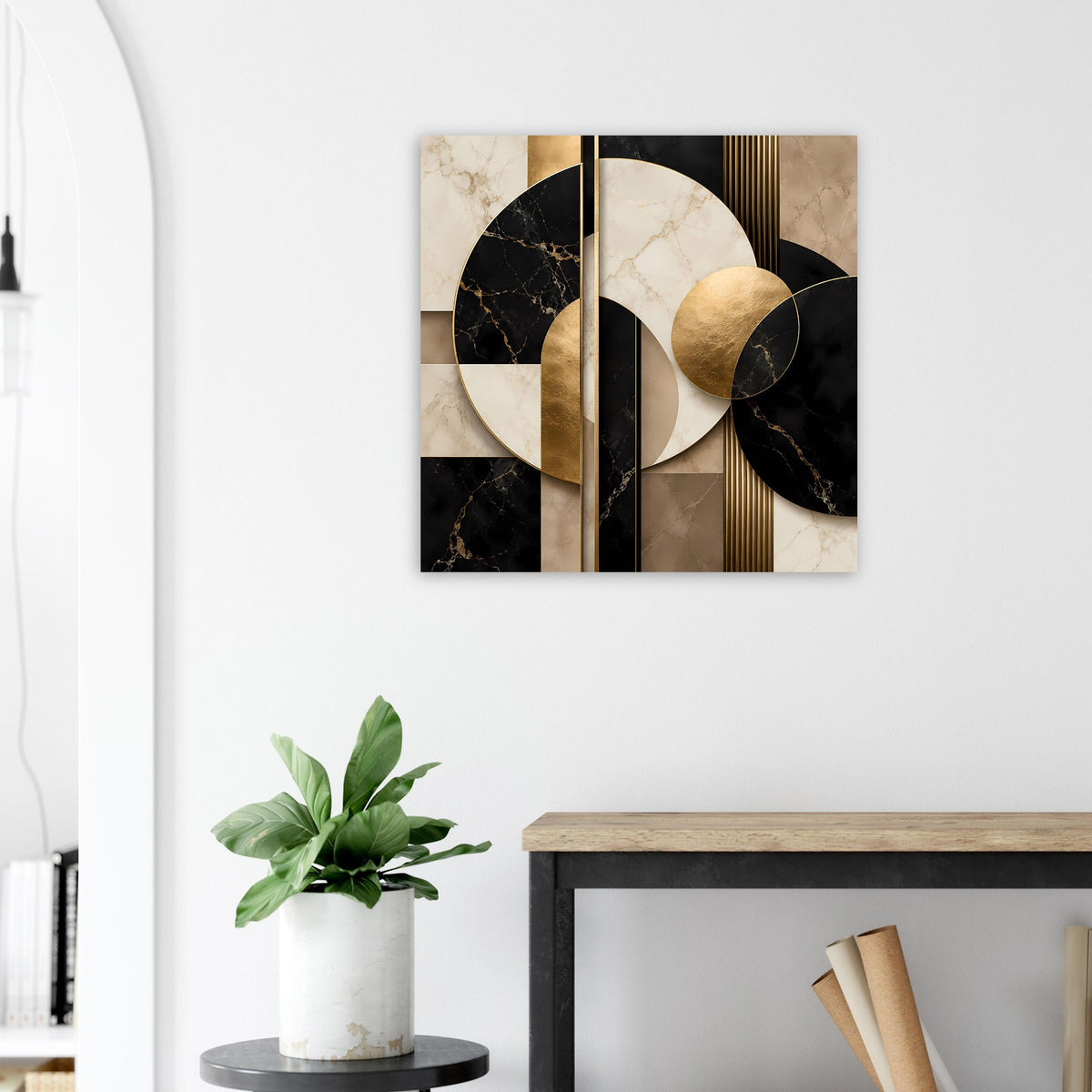 Wandposter mit Marmor-Design: goldene Mittelstreifen, schwarze Flächen und beiger Hintergrund.