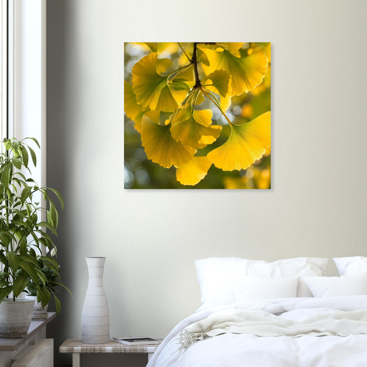 Ginkgoblatt-Poster im dunklen Rahmen mit gelben Blättern und Zweig im Nahblick