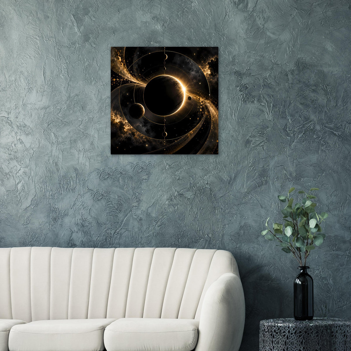 Quadratisches Weltraum-Poster mit dunklem Planetensystem und goldener Lichtlinie
