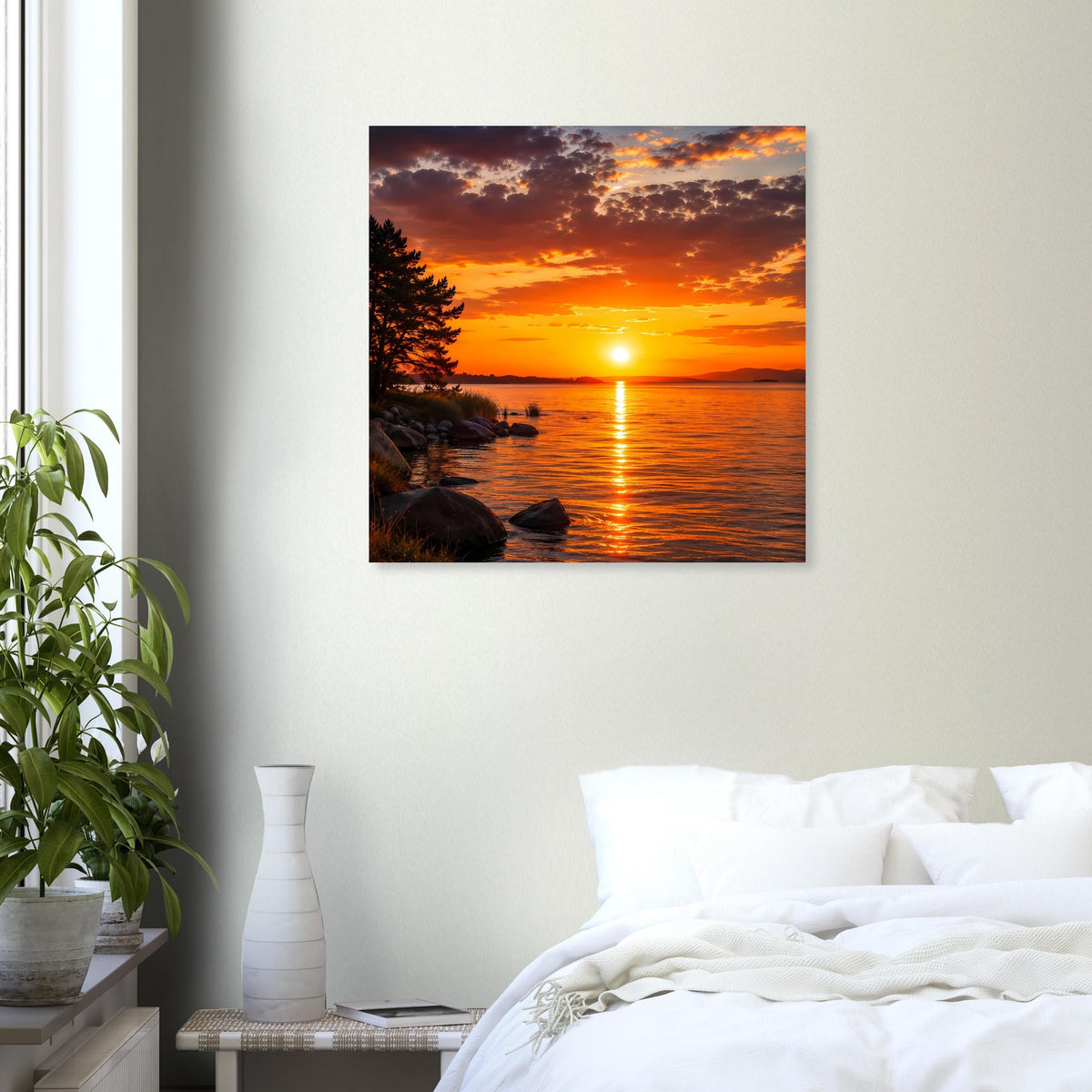 Poster mit Sonnenuntergang über dem Meer, orangefarbene Wolken und Uferfelsen