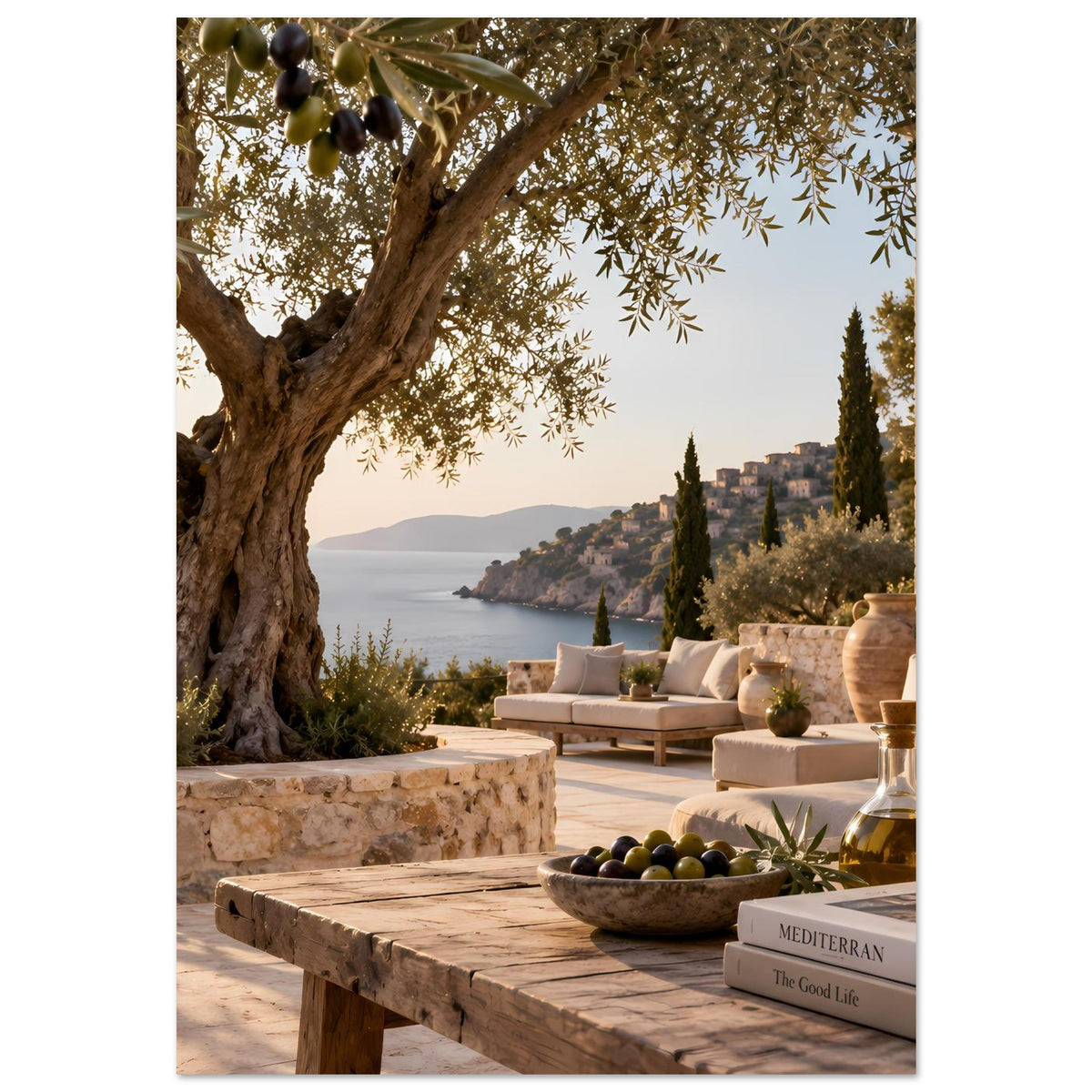 Mediterranes Poster mit Olivenbaum, Oliven, Terrasse und Meer in der Ferne