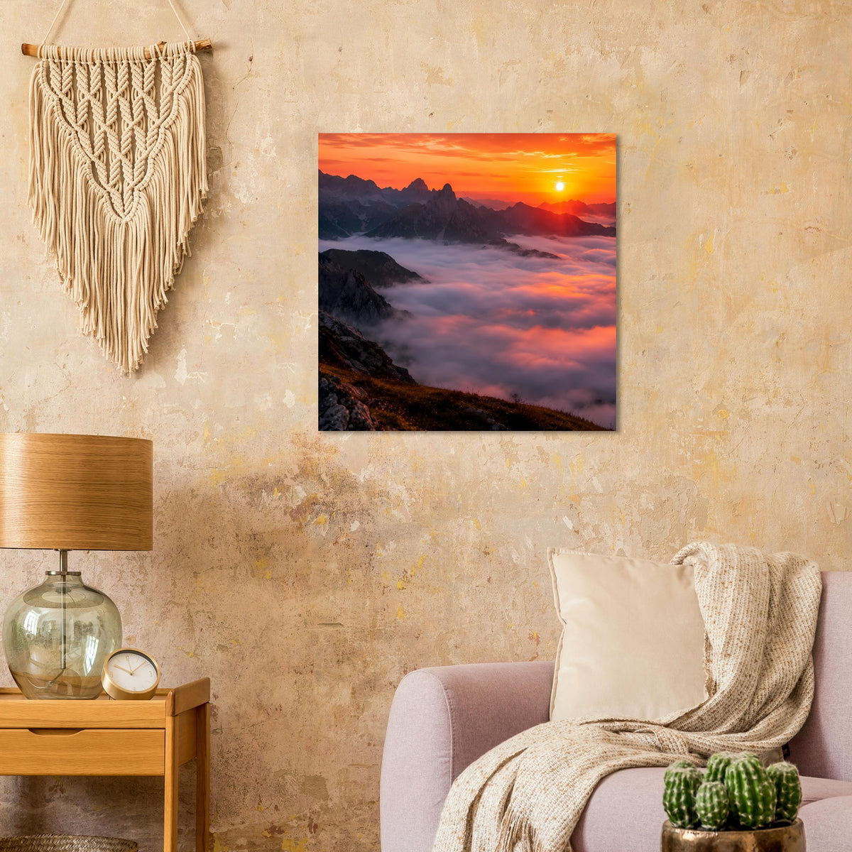 Poster mit orangefarbenem Sonnenball über nebligen Bergen und Wolken