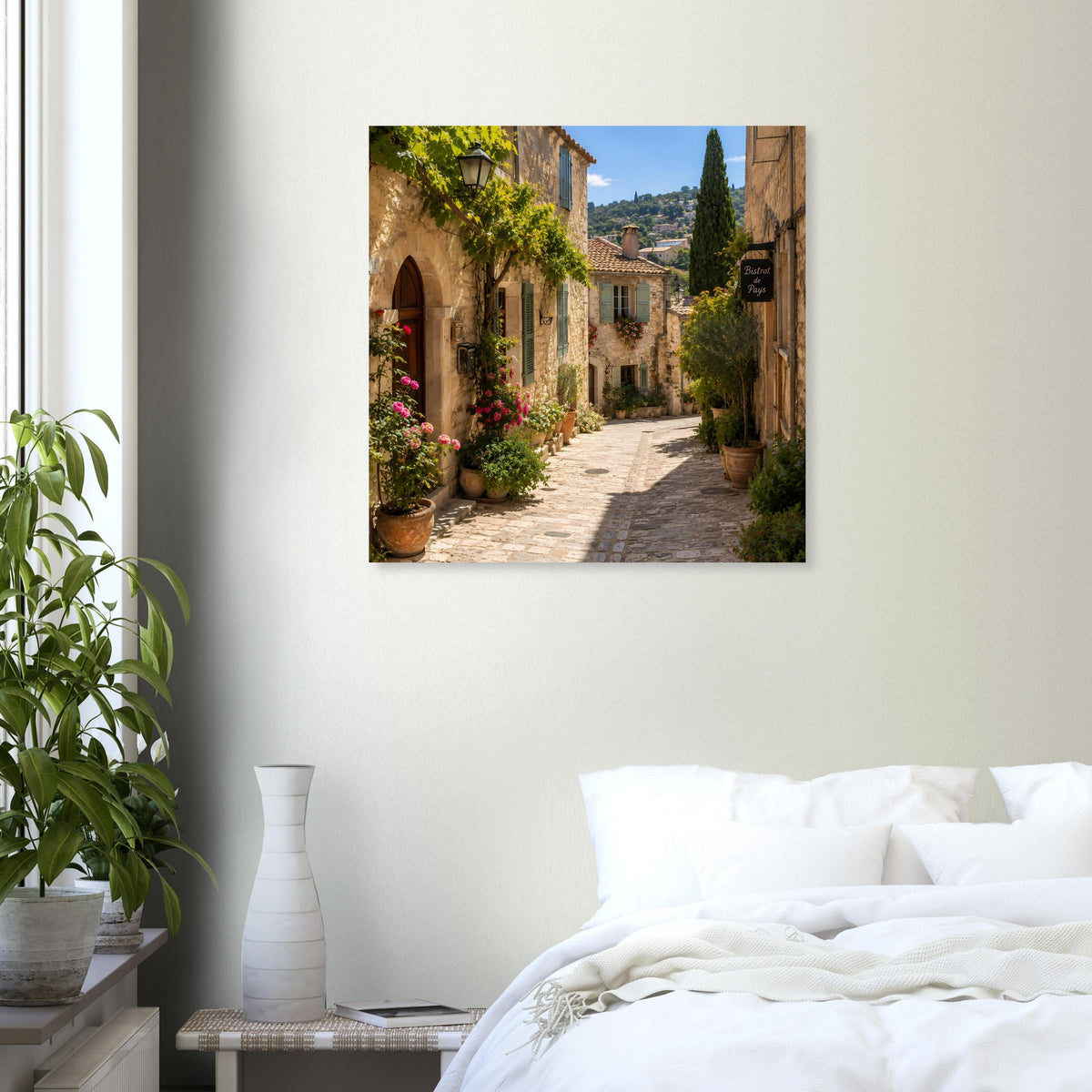 Poster im Rahmen mit Provence-Gasse, Natursteinhäusern, Blumen und Pflanzkübeln