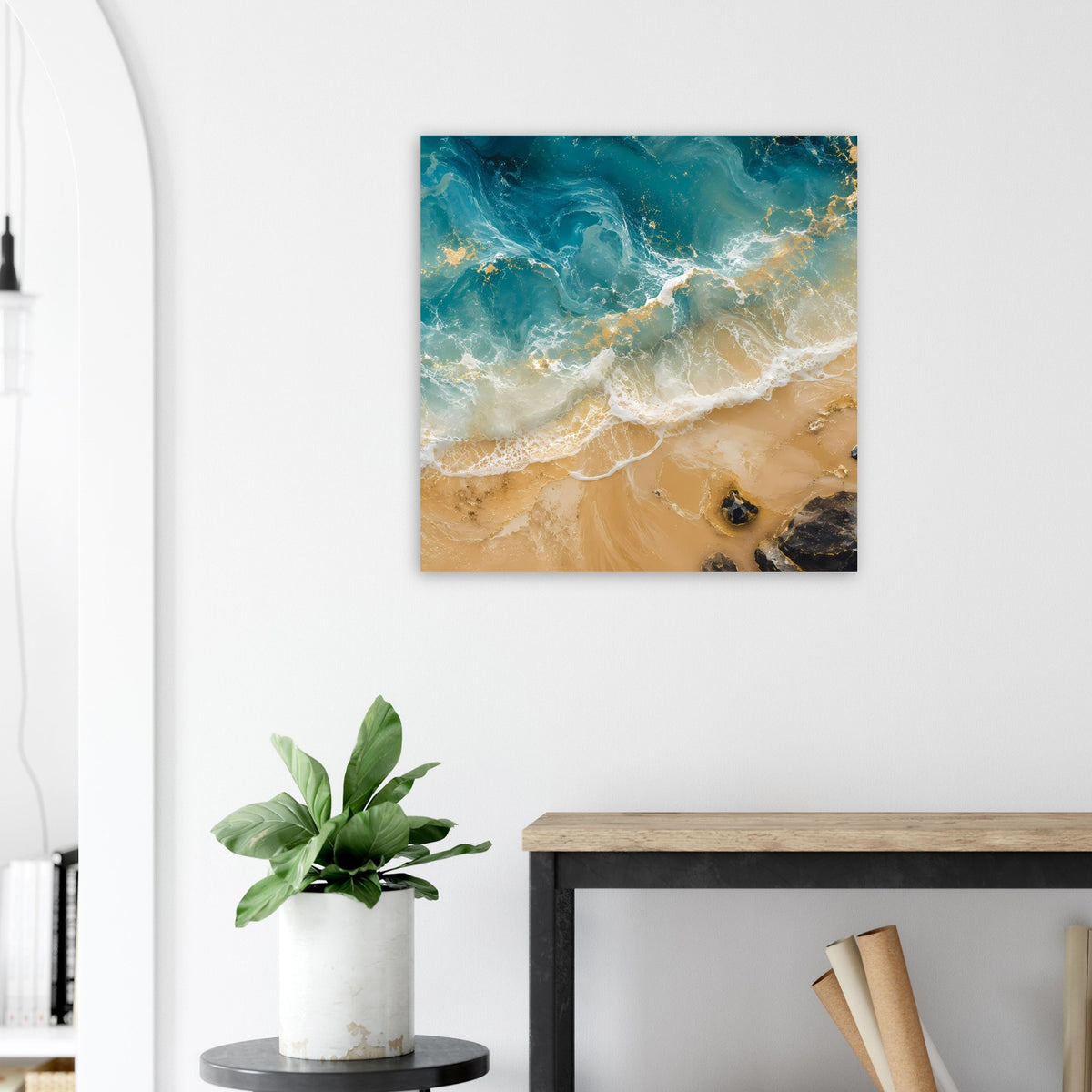 Poster mit Blick auf schäumende Wellen am Sandstrand in Blau-Türkis und Gold
