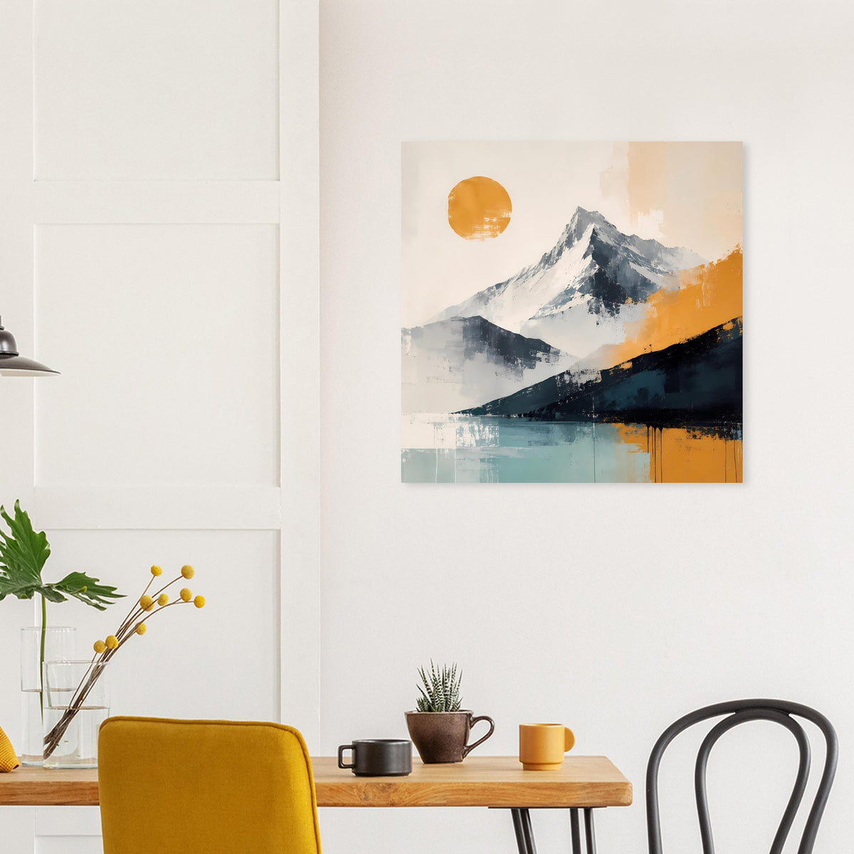 Abstraktes Berglandschafts-Poster mit Bergmassiv und orange-gelbem Akzent