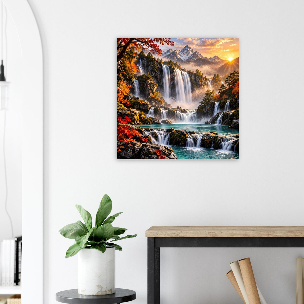 Quadratisches Poster mit Wasserfällen, Bergen und Herbstwald im warmen Sonnenlicht