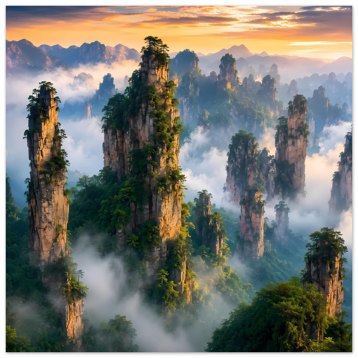 Vertikales Poster mit Dschungeltürmen bei Sonnenaufgang, Nebel, Berge im Hintergrund