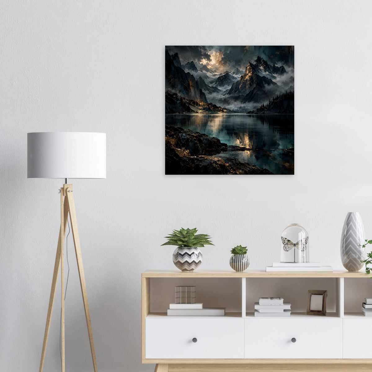 Quadratisches Poster: dunkle Berge, ruhiger See und stimmungsvolles Leuchten im Tal