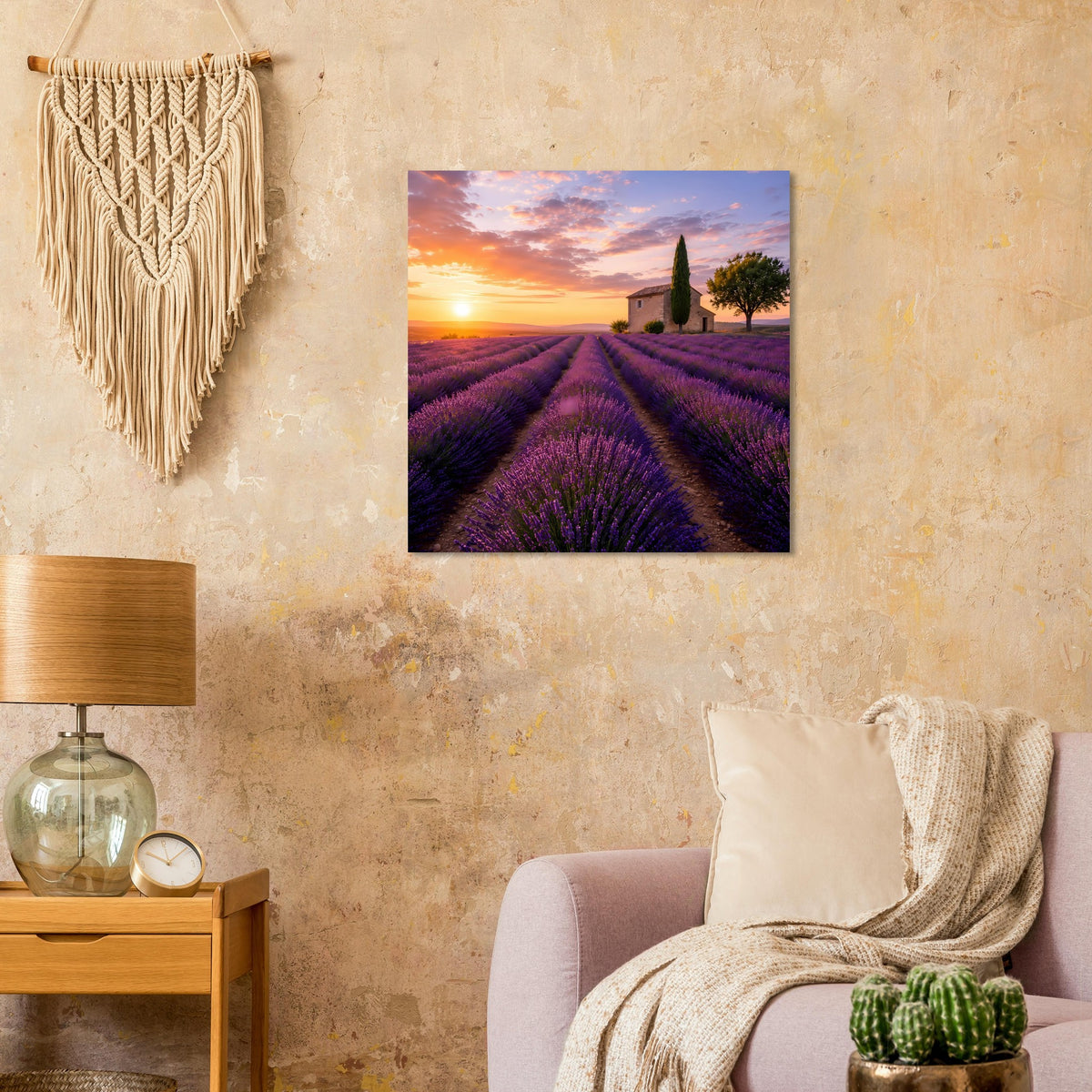 Quadratisches Poster mit lila Lavendelreihen, Sonnenuntergang und kleiner Kapelle