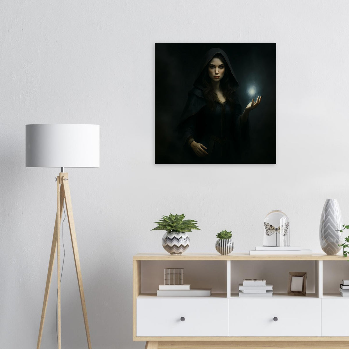 Dunkles Fantasy-Poster im schwarzen Rahmen: Hexe mit Kapuze, eine Hand nach vorn mit leuchtendem Zauber