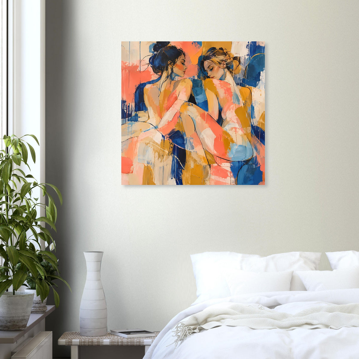 Quadratisches Kunstposter mit abstrakten Damenfiguren in kräftigen Blau- und Koralltönen