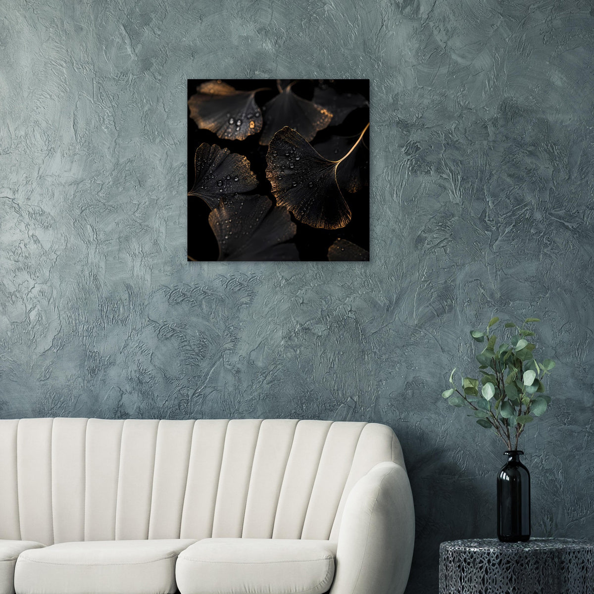 Wandposter im schwarzen Rahmen mit schwarzen Ginkgo-Blättern und goldenen Akzenten