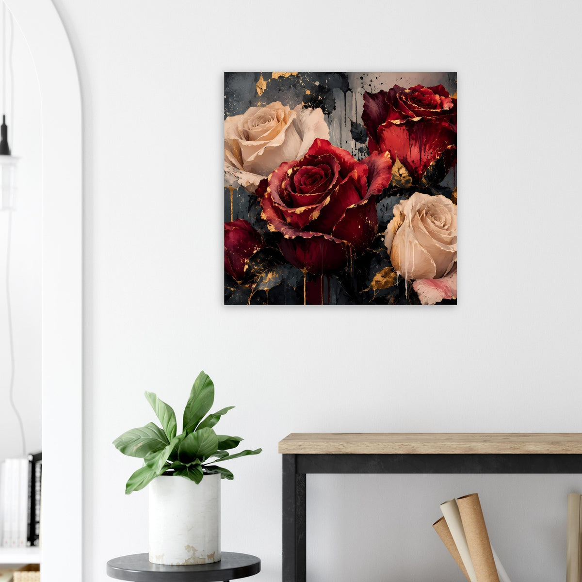 Quadratisches Kunstposter mit Rosen in Creme und Bordeaux, goldene Akzente auf dunklem Motiv