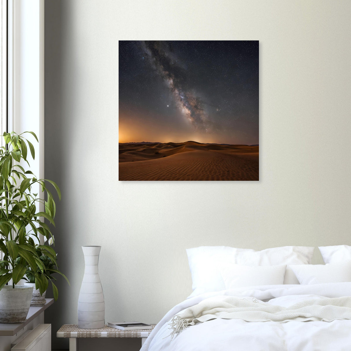 Gerahmtes quadratisches Poster mit Wüsten-Dünen bei Nacht und leuchtender Milchstraße