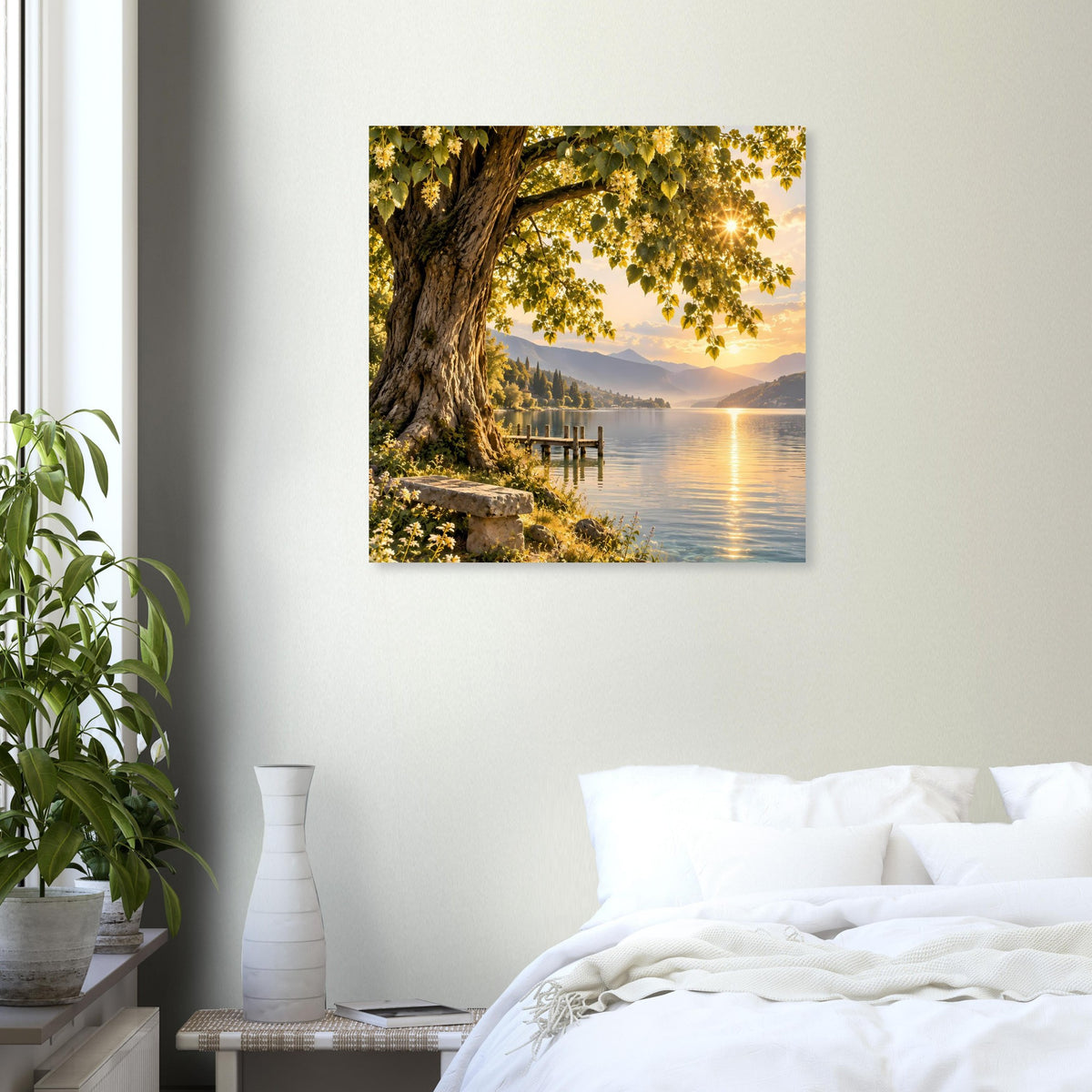 Quadratisches Poster mit Seelandschaft: Baum, Steg und Abendsonne am Horizont