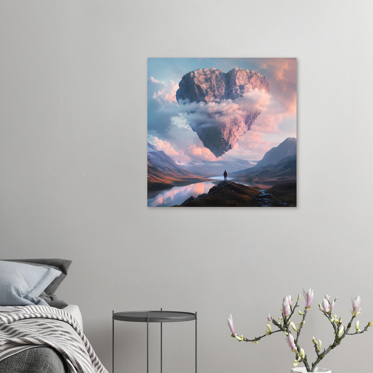 Quadratisches Wandposter mit schwebendem Felsherz über Bergsee, Person auf Bergkamm