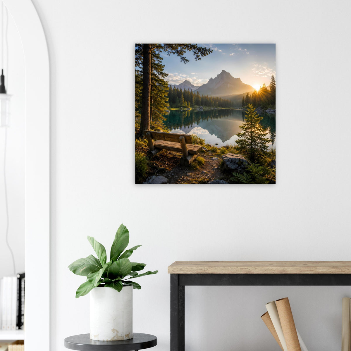 Quadratisches Poster mit Sonnenaufgang über See, Berge und Nadelwald, Bank im Vordergrund