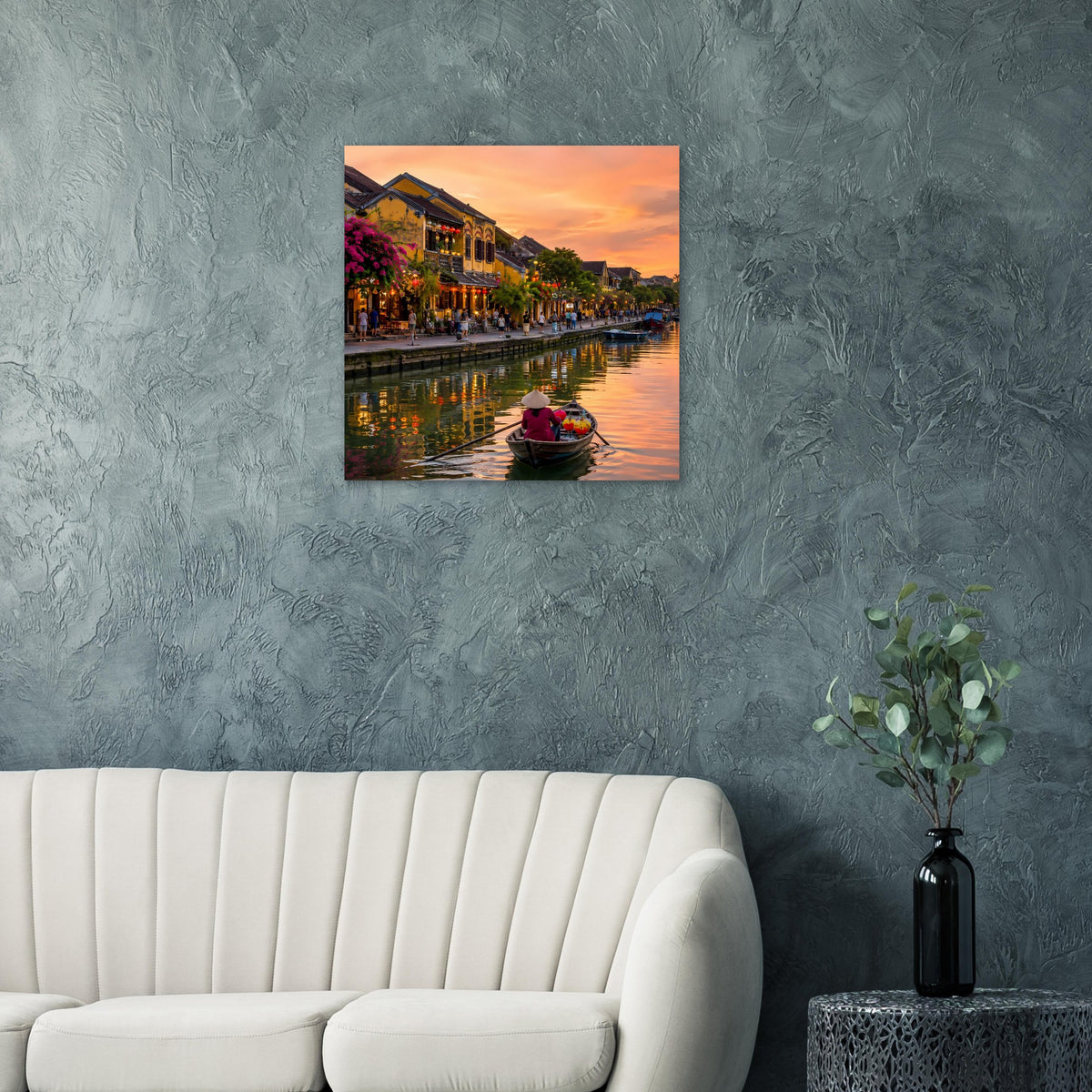 Wandposter mit Sonnenuntergangsflussszene, beleuchtete Häuserfronten und Boot auf Wasser