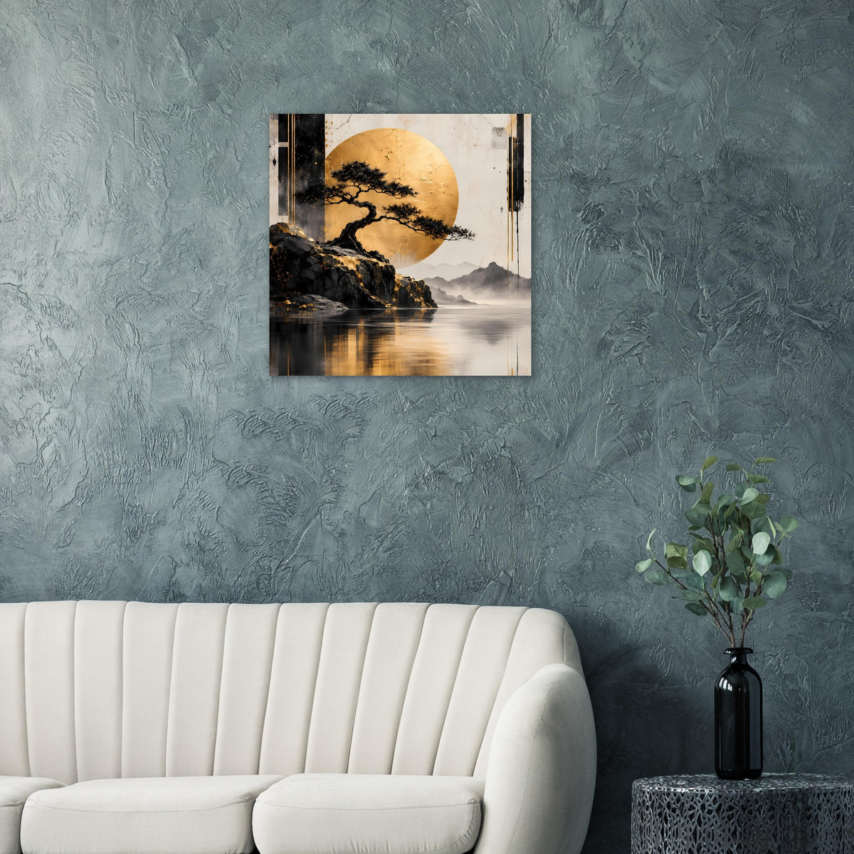 Quadratisches Poster mit goldenem Mond, schwarzem Baum, Bergen und spiegelndem Wasser
