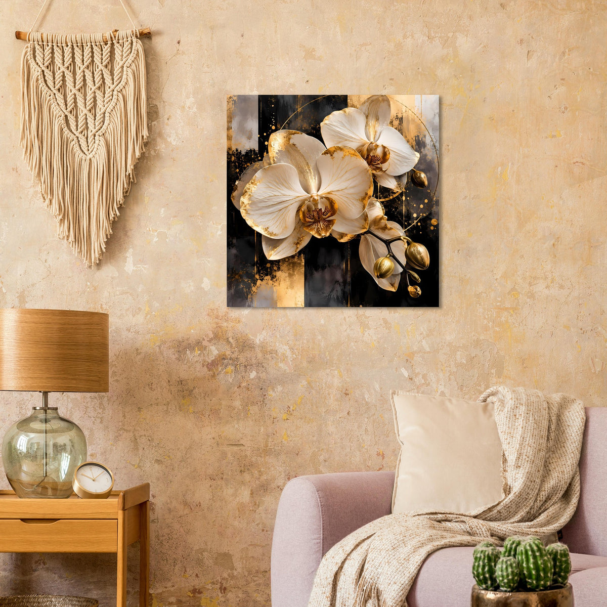 Quadratisches Wandbild mit Orchideen: cremefarbene Blüten, goldene Ornamente, dunkler Hintergrund