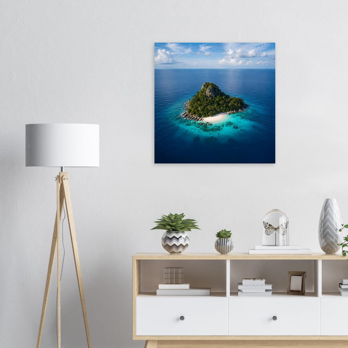 Wandposter mit Tropeninsel im Meer: grüne Insel mit Sandbank, blauer Ozean, quadratisch
